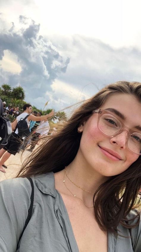 Jessica Clements, Juliette Ferrars, Rhinoplasty Nose Jobs, Glasses Inspiration, Jessica Clement, Hairstyles With Glasses, Shoes Outfit Fashion, Cute Glasses, Alice Cooper