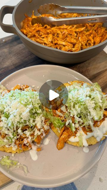 Easy Tinga Recipe, Boil Chicken Recipes, Chicken Breast Recipes Mexican, Chicken With Red Sauce, Boiled Chicken Breast Recipes, Mexican Chicken Breast Recipes, Mexican Chicken Breast, Shredded Chicken Breast Recipes, Chicken Tinga Recipe