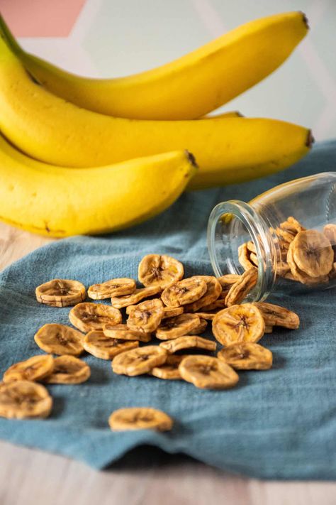 How To Make Dried Bananas - Being Nutritious Dehydrated Banana Chips, Homemade Banana Chips, Dehydrated Bananas, Dried Banana Chips, Heart Healthy Snacks, Dried Bananas, Dry Fruit, Banana Chips, Banana Slice