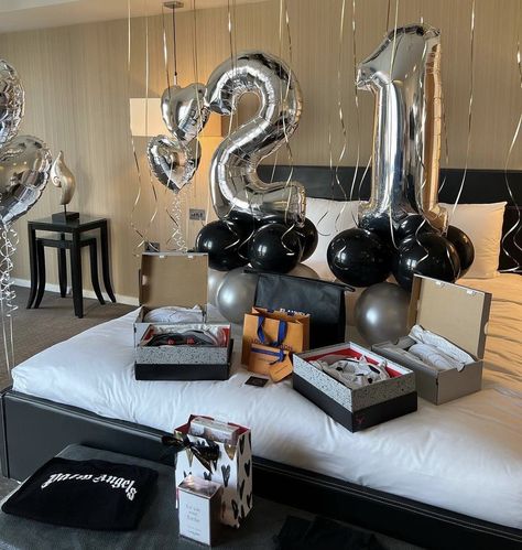 Birthday Set Up Ideas For Him, Birthday Room Surprise, Bday Gift For Boyfriend, Boyfriends Birthday Ideas, Surprise Birthday Decorations, Birthday Room, Birthday Present For Boyfriend, Happy Birthday Decor, Birthday Surprise Boyfriend