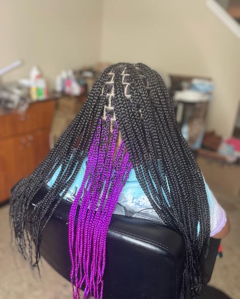 Knotless Braids With Hidden Color, Peekaboo Hair Color Braids Purple, Purple Peekaboo Knotless Braids, Knotless Braids With Purple, Peekaboo Purple Braids, Purple Knotless Braids With Curls, Purple And Black Peekaboo Braids, Knotless Braids With Purple In The Back, Light Purple Peekaboo Braids