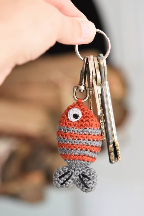 Crochet Key Cover, Diy Laine, Crochet Fish Patterns, Gifts Crochet, Crochet Fish, Crocheting Patterns, Beginners Crochet, Crochet Keychain Pattern, Gift Crochet