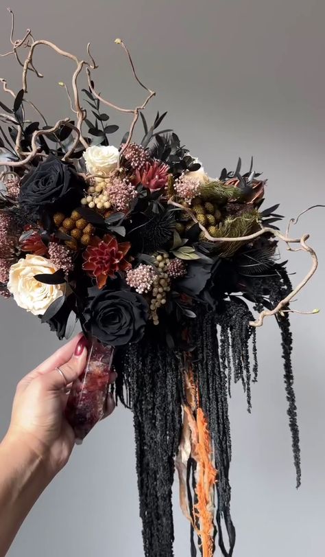 Gothic Dried Flower Arrangement, Dark Floral Arrangements, Belladonna Flower, Halloween Flower Arrangements, Vampire Wedding, Disco Wedding, Gothic Flowers, Gothic Garden, Halloween Flowers