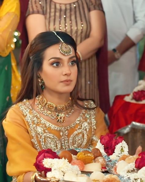 Pakistani drama Iqra Aziz In Saree, Iqra Aziz Hairstyle, Iqra Aziz Wedding Pics, Iqra Aziz Dresses, Pak Actress, Khuda Aur Mohabbat, Traditional Aesthetic, Stylish Actresses, Pakistani Dresses Online