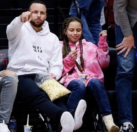 Stephen Curry And Ayesha Curry, Ayesha And Steph Curry, Stephen Curry Ayesha Curry, The Curry Family, Stephen Curry Wallpaper, Golden State Basketball, Curry Wallpaper, Stephen Curry Basketball, Curry Nba