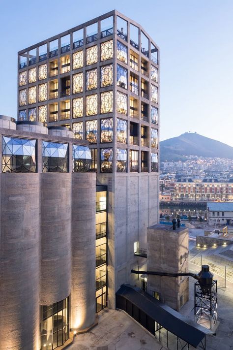 The Zeitz MOCAA involved carving the country's biggest art museum out of an existing grain silo's... Zeitz Mocaa, African Museum, Heatherwick Studio, Architecture Cool, Thomas Heatherwick, Grain Silo, Modern Architecture Design, Contemporary African Art, Afrikaanse Kunst