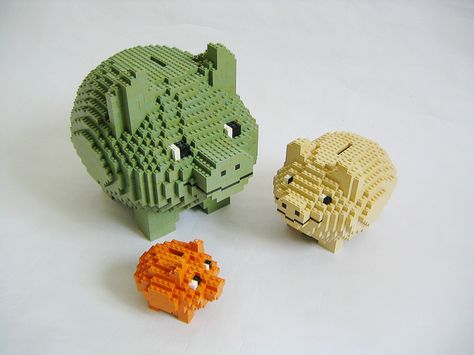 LEGO piggy banks Piggy Bank Craft, Baby Bookshelf, Piggy Bank Diy, Diy Lego, Goldfish Bowl, Kids Play Toys, Lego Animals, Lego Craft, Lego Room