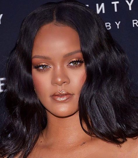 Rihanna Makeup, Eye Makeup Images, Rihanna Riri, Hooded Eye Makeup, Rihanna Style, Bad Gal, Beach Please, Rihanna Fenty, Gold Eyes