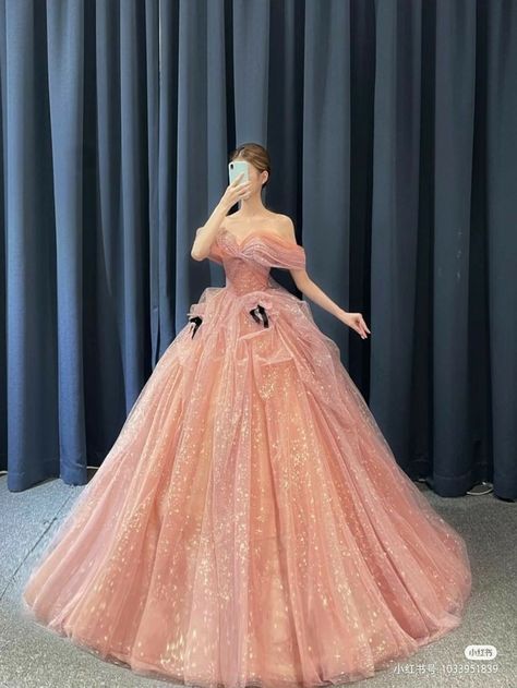 Sparkly Quince Dress, Debut Gowns, Debut Dresses, Princess Life, Dream Prom Dress, Princess Fashion, Jersey Basketball, Sparkly Wedding Dress, Quince Dress