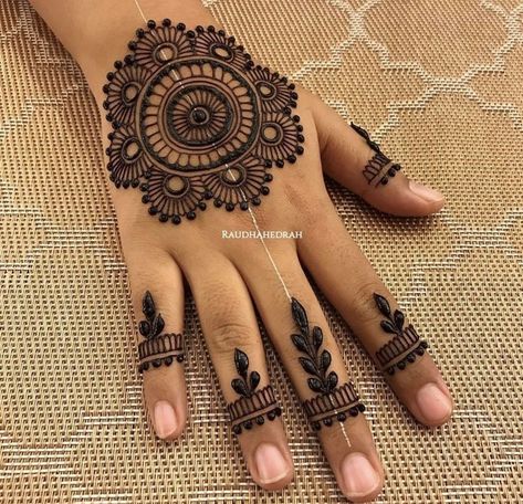 Mhendi Design Simple Round, Mehandi Disain Simple, Back Hand Round Mehndi Design, Round Mehndi Designs Circles, Mehndi Disain, Simple Circle Mehndi Designs, Flower Mehandi Designs, Mehndi Designs Simple Back Hand, Mehndi Designs Simple Front Hand