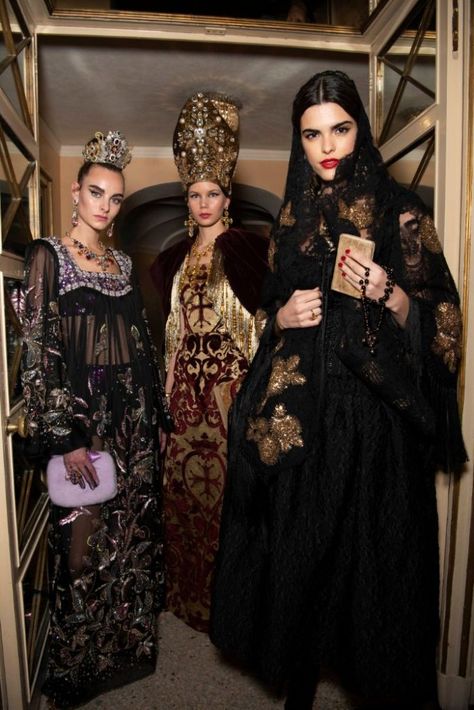 Dolce And Gabbana Alta Moda, Opera Dress, Dolce Gabbana Alta Moda, Runway Magazine, Dolce And Gabbana Fashion, Milano Fashion, Royal Dresses, Fashion Themes, Stefano Gabbana