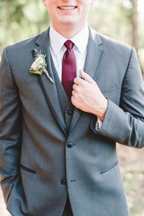 Gray Suit Maroon Tie, Maroon Wedding Ideas, Maroon Wedding Suit, Dark Grey Tuxedo, Wedding Ideas Groom, Lindsay Davenport, Grey Mens Suit, Grey Tux, Groom's Boutonniere