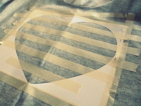 WobiSobi: Glitter, Striped Heart Sweatshirt, DIY Sweatshirt Diy, Striped Heart, Upcycling Fashion, Diy Glitter, Paint Shirts, T Shirt Painting, Diy Sweatshirt, Diy Upcycling, Heart Sweatshirt