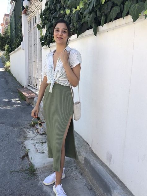 Aritzia olive green skirt😍 Sage Green Midi Skirt, Green Olive Skirt Outfit, Sage Green Outfit Ideas Classy, Olive Green Long Skirt Outfits, Green Midi Skirt Outfit Summer, Olive Midi Skirt Outfit, Olive Green Skirt Outfit Summer, Olive Green Maxi Skirt Outfit, Sage Green Skirt Outfit