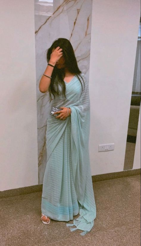 Sarees For Girls, Saree Wearing Styles, Fancy Sarees Party Wear, Saree Poses, Simple Sarees, Desi Fashion Casual, Stylish Photo Pose, Saree Trends, Classy Photography