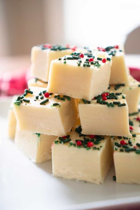 Microwave Fudge, White Chocolate Fudge, Vanilla Fudge, Fudge Recipes Easy, Fudge Easy, Super Easy Recipes, Easy Treats, New Years Eve Outfits, Christmas Cooking