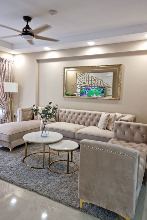 Champagne Living Room, Fall Bedroom Aesthetic, Chesterfield Sofa Living Room, Autumn Bedroom, Chesterfield Living Room, Fall Bedroom Ideas, Locker Ideas, Dining Room Sofa, Luxury Sofa Living Room