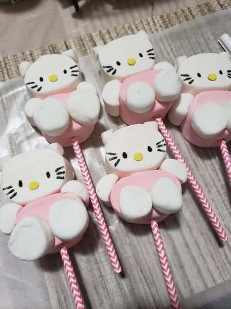 Hello Kitty marshmallow.pops Hello Kitty Desserts Table, Hello Kitty Marshmallow Pops, Hello Kitty Party Theme Ideas, Hello Kitty Desert Table, Hello Kitty Treats Sweets, Hello Kitty Snack Table, Hello Kitty Food Ideas Diy, Hello Kitty Treat Table, Hello Kitty Pretzels