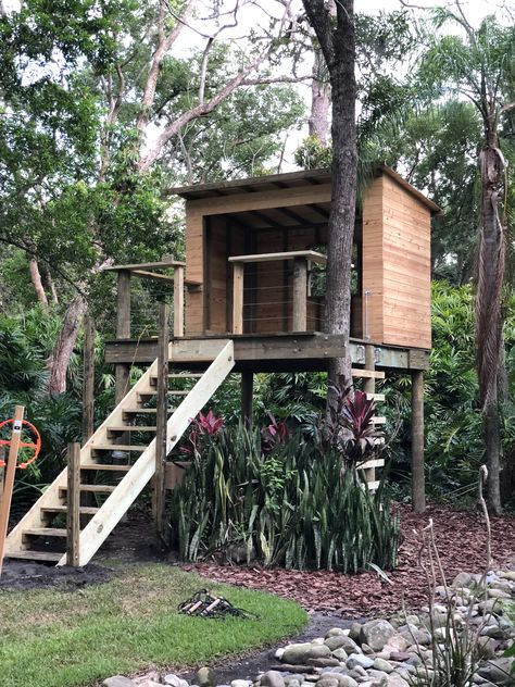 Cozy Treehouse Interior, Tree House Office, Tree House Blueprints, Adult Tree House Backyards, Small Tree House Interior, Tree House Simple, Mini Tree House, Small Tree House, Adult Tree House