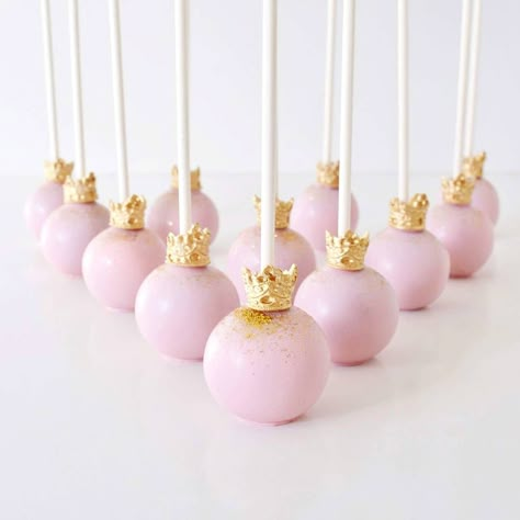 2,629 curtidas, 35 comentários - Cindy Smith (@cindyscakecreations) no Instagram: “Princess cake pops 💕👑 @cindyscakecreations #cake #cakepops #cindyscakecreations #1stbirthday…” Royal Princess Birthday Party, Gateau Baby Shower Garcon, Princess Cake Pops, Cindy Smith, Baby Shower Cake Pops, Princess Theme Party, Princess Theme, Baby Shower Princess, Princess Cake