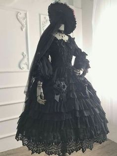 Royalty on Pinterest Vampire Outfit, Anting Manik, Old Fashion Dresses, Goth Dress, Fantasy Gowns, Gothic Dress, Quince Dresses, Gothic Outfits, Goth Outfits