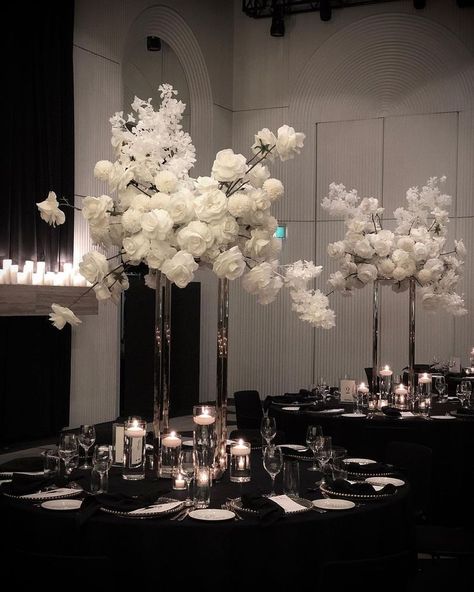 Minimalist Wedding Reception, Flower Arrangements Wedding, Black And White Wedding Theme, Event Stylist, Dream Wedding Decorations, White Wedding Theme, Luxurious Wedding, Wedding Reception Inspiration, Future Wedding Plans