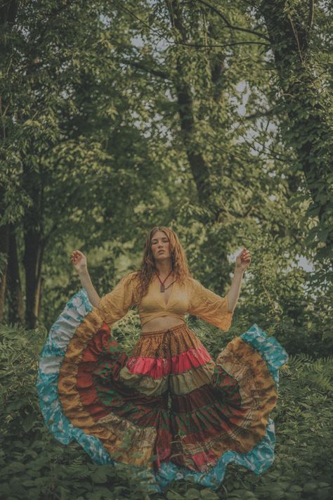 Photoshoot In The Woods, Hippie Photoshoot, Vintage Senior Pictures, Bohemian Photoshoot, 70s Photoshoot, Boho Photoshoot, Outdoor Portrait Photography, Photoshoot Outdoor, Outdoor Portrait