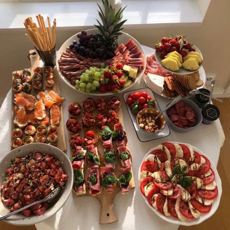 30th Birthday Picnic Ideas, Homemade Party Food, Charcuterie Lunch Board, Party Food Buffet, Catering Ideas Food, Birthday Dinner Party, Party Food Platters, Birthday Brunch, Snacks Für Party