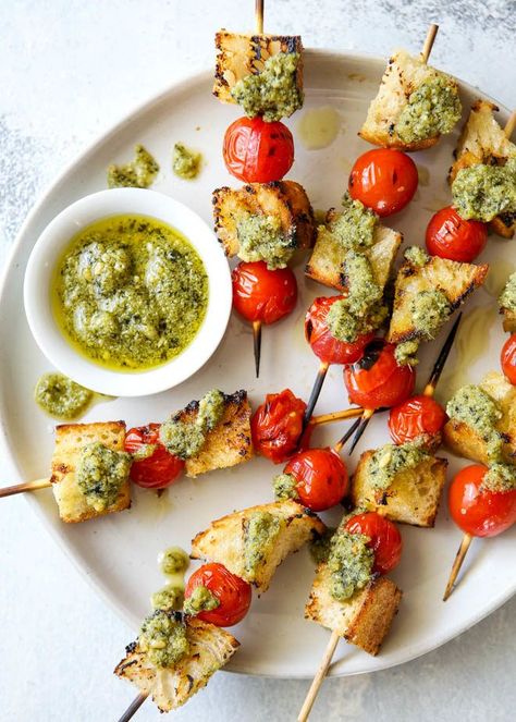 These grilled bruschetta skewers with ricotta pesto are an easy summer appetizer! Bruschetta Skewers, Vegan Grill, Ricotta Pesto, Summer Appetizers Easy, Completely Delicious, Mini Hamburgers, Vegetarian Barbecue, Grilled Bruschetta, Tasty Meat