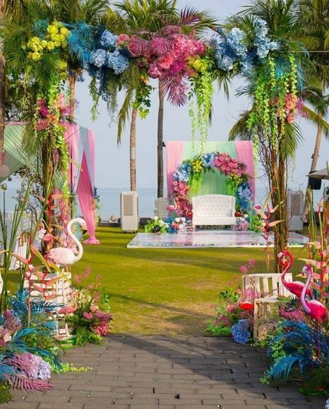 Flamingo Theme Wedding Decor, Tropical Mehendi Decor, Flamingo Wedding Theme, Flamingo Wedding Decor, Summer Wedding Decor, Flamingo Wedding, Mehendi Decor Ideas, Flamingo Themed Party, Haldi Decor