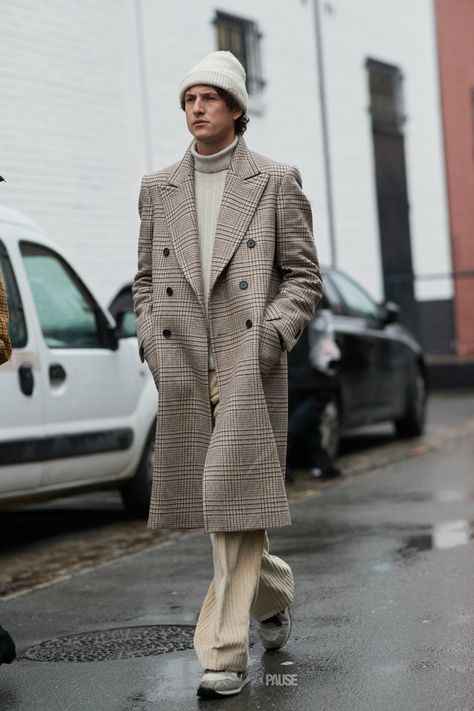 Plaid Overcoat, Street Style Paris Fashion Week, Overcoat Men, Jean Jacket Men, Fashion Street Style, Mens Fashion Inspiration, Paris Fashion Week Street Style, Mens Fashion Fall, Street Style Fashion