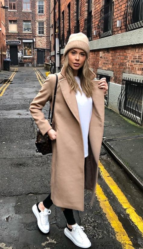 Nude coat Seattle Wa Outfits, Nude Winter Outfit, Nude Coat Outfit, Makeup Tip, Look Adidas, Tan Coat, Mode Inspo, Casual Winter Outfits, Casual Fall Outfits