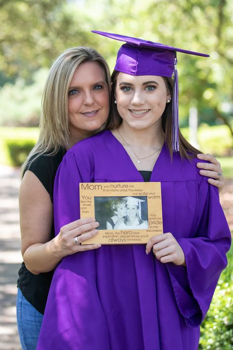 Mom And Daughter Graduation Photo Ideas, Mom And Daughter Graduation Pictures, Convo Ideas, Pre Convo, Uni Graduation, Graduation Photo Booth, College Graduation Photoshoot, College Graduation Pictures Poses, Graduation Look