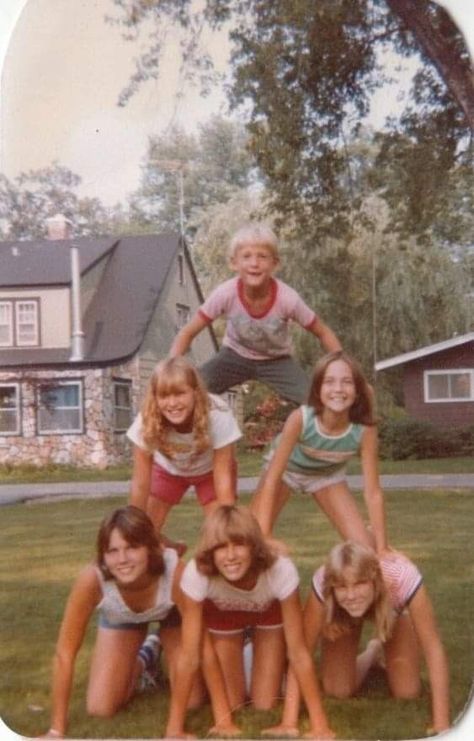 1980 Aesthetic, 1960s Teenagers, 70s Culture, Susie Salmon, 1970s Photos, Retro 70s Aesthetic, 70s Pictures, Human Pyramid, 70s Inspiration