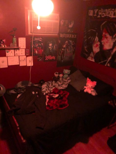 Mcr Bedroom, Emo Bedroom 2000s, 2000s Emo Room, Dark Red Room Aesthetic, Emo Room Aesthetic, Mall Goth Room, Black And Red Room, Dark Red Room, Red And Black Room