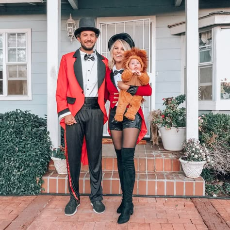 Family circus costumes Circus Costume Ideas, Circus Family Costume, Ring Master Costume, Circus Costumes Women, Circus Ringmaster Costume, Lion Tamer Costume, Circus Halloween Costumes, Original Halloween Costumes, Circus Ringmaster