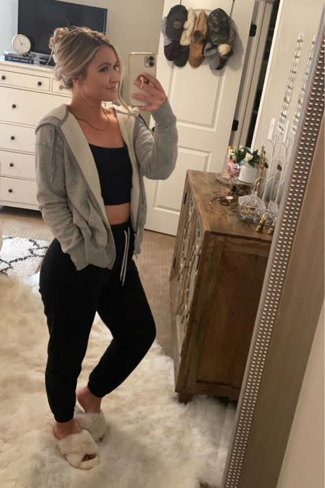 Cute Home Lounge Wear, At Home Lounge Wear, Spring Comfy Outfits Lazy Days, Fleece Joggers Outfit Woman, Cute Casual Outfit Ideas, Bum Outfit Lazy Days, Spring Lounge Outfits, Cute Joggers Outfits, Comfy Outfits At Home