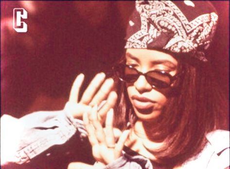 Chica Hip Hop, Aaliyah Aesthetic, Chica Chola, Aaliyah Pictures, Aaliyah Style, Aaliyah Haughton, 90s Hip Hop Fashion, 90s Aesthetic, Estilo Hip Hop