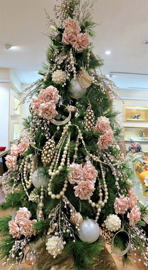 Elegant Christmas Tree Decorations, Floral Christmas Tree, Amazing Christmas Trees, Christmas Tree Decorated, Tree Inspiration, Elegant Christmas Decor, Christmas Tree Decorating Themes, Elegant Christmas Trees, Creative Christmas Trees