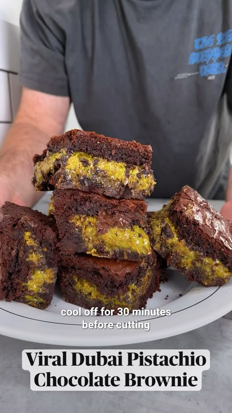 Indulge in the Viral Dubai Pistachio Chocolate Brownie! Perfect for those craving viral food trends and easy snacks. Watch the video for a delicious treat that’s ideal for late night snacks and summer snacking. Unique Dessert Recipes, Trending Desserts, Unique Recipes Desserts, Pistachio Chocolate, Viral Food, Pistachio Butter, Brownies Recipe Easy, Sweet Dishes Recipes, Unique Desserts