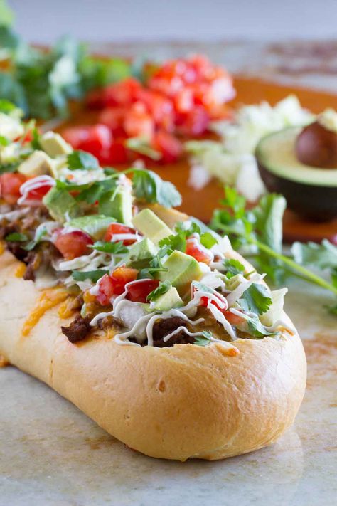 Taco Tuesday looks a little different with this Taco French Bread Pizza taking center stage! All of your favorite taco flavors are nested in a loaf of French bread for a dinner the whole family loves. Bread Boats, Pizza Flatbread, Pizza Taco, Taco Boats, Taste And Tell, French Bread Pizza, Taco Fillings, Taco Pizza, Bread Pizza