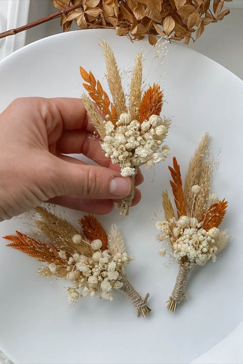 Rust Boho Wedding, Terracotta Wedding Flowers, Boho Wedding Boutonniere, Diy Boutonniere Wedding, Dried Boutonniere, Rustic Flower Arrangements, Orange Bouquets, Orange Wedding Flowers, Rustic Boutonniere