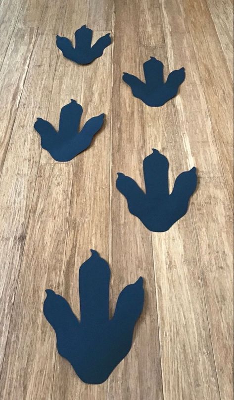 Fête Jurassic Park, Birthday Decorations Dinosaur, Dinosaur Birthday Decorations, Jurassic Park Party, Dinosaur Birthday Party Decorations, Dinosaur Footprint, Dinosaur Themed Birthday Party, Dino Birthday Party, Dinosaur Activities