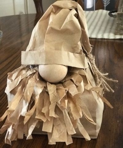 Easy Brown Lunch Bag Gnome Burlap Gnome Diy, Lunch Bag Crafts, Paper Bag Craft Ideas, Brown Lunch Bag Crafts, Gift Bag Decorating Ideas, Decorate Lunch Bags Brown Paper, Paperbag Crafts, Creative Paper Bag, Brown Paper Bag Crafts