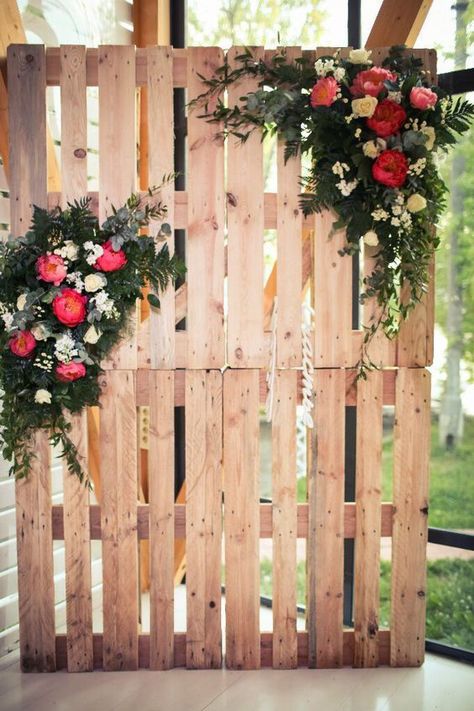 Decor Photobooth, Pallet Wedding, Deco Champetre, Wedding Reception Backdrop, Flowers And Greenery, Photos Booth, Diy Photo Booth, Wedding Photo Booth, Photo Booths