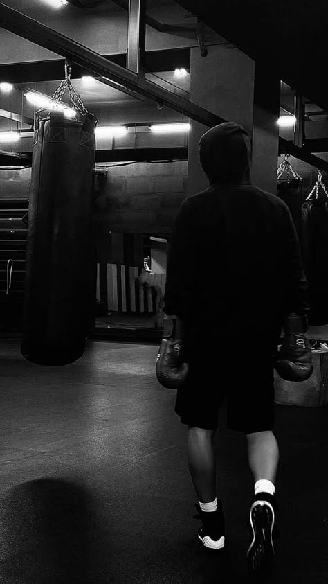 Men Boxing Aesthetic, Kickboxing Aesthetic Men, Boxing Aesthetic Wallpaper, Boxing Wallpaper Aesthetic, Workout Aesthetic Men, Aesthetic Boxing, Boxing Wallpaper, Boxer Sport, Boxing Man