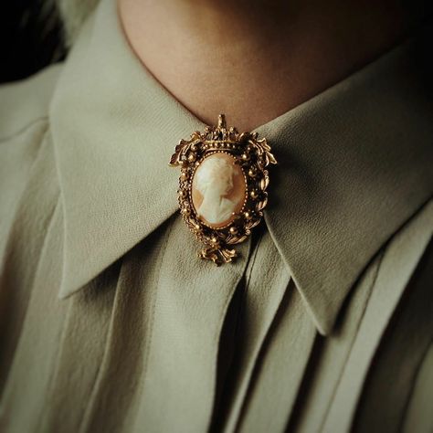 Cameo Brooch Outfit, Outfits With Broches, Broach Aesthetic, Broach Outfits, Styling Brooches, Broches Aesthetic, Brooch Outfit Ideas, Brooch Styling, Brooch Aesthetic