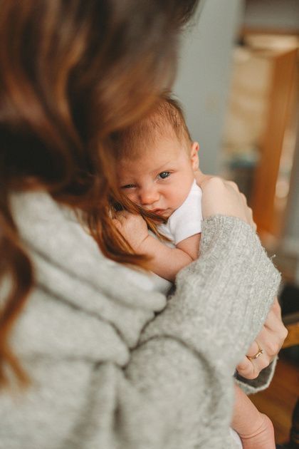 Newborn First Picture, Newborn Shoot With Mom, Newborn Mom Photography, Mom Newborn Photoshoot, Casual At Home Newborn Photos, Newborn Mom Photos, Newborn Lifestyle Outfits, Newborn Photography Boy With Mom, Mother Newborn Photography