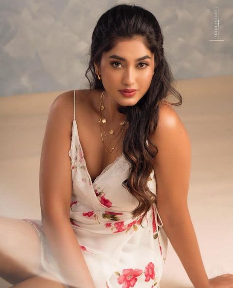 Priyanka Kumar, Hindi Photo, Expression Queen, Prabhas Actor, Long Top Dress, Jennifer Winget Beyhadh, Spiritual Women, Women Picture, Life Hacks Beauty