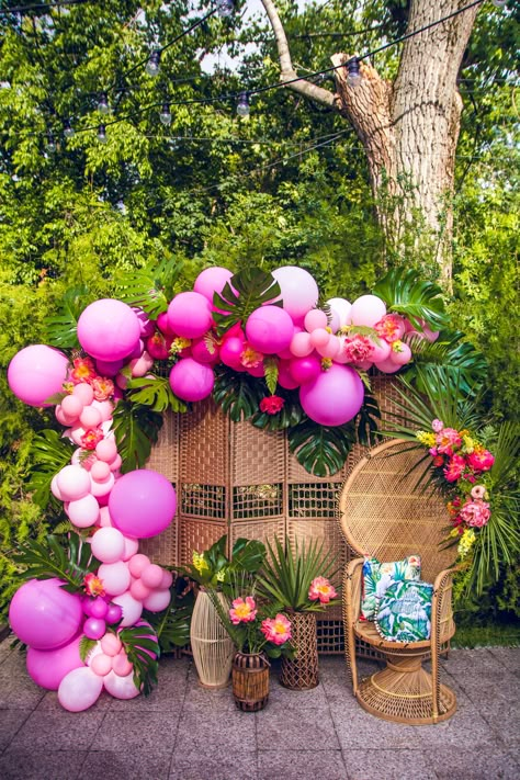 Grad Party Outfit Ideas, Graduation Party Theme Ideas, Pool Birthday Party Ideas, Grad Party Outfit, Grad Party Theme, Tropical Theme Party, Backyard Graduation Party, Tropical Birthday Party, Luau Theme Party